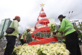 Petugas Menyelesaikan Dekorasi Natal