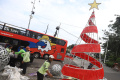 Petugas Menyelesaikan Dekorasi Natal