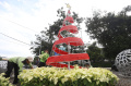 Petugas Menyelesaikan Dekorasi Natal