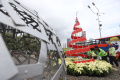 Petugas Menyelesaikan Dekorasi Natal