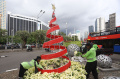 Petugas Menyelesaikan Dekorasi Natal