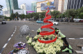 Petugas Menyelesaikan Dekorasi Natal