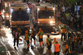 Petugas-PPSU-Bersihkan-Sampah-Malam-Tahun-Baru_20250101_045712.jpg