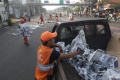 Petuigas PPSU Langsung Bersihkan Sisa Sampah Koran