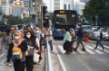 Potret Perjuangan Warga Pengguna Transportasi Umum Jakarta