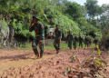 Prajurit TNI Berikan Bantuan Korban Bencana dengan Berjalan Kaki