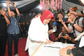 Risma-Gunakan-Hak-Pilih-di-Surabaya_20241127_095640.jpg