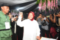 Risma-Gunakan-Hak-Pilih-di-Surabaya_20241127_095733.jpg