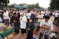 Salat Idul Fitri Berdampingan dengan Gereja Jatinegara