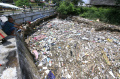 Sampah-Penuhi-Sungai-Cikapundung_20250314_070149.jpg