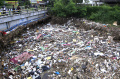 Sampah-Penuhi-Sungai-Cikapundung_20250314_070239.jpg