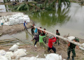 TNI dan Warga Perkuat Tanggul Pasca Banjir di Langkat