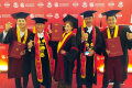 Tiga Selebriti Ikuti Wisuda di USB YPKP Bandung