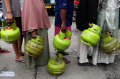 Warga-Antre-Beli-Gas-3-Kg_20250203_142151.jpg