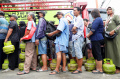 Warga-Antre-Beli-Gas-3-Kg_20250203_142156.jpg