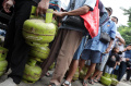 Warga-Antre-Beli-Gas-3-Kg_20250203_142204.jpg