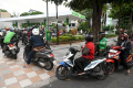 Warga Surabaya Rela Antre di SPBU Swasta