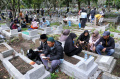Ziarah-Kubur-Jelang-Ramadan-di-TPU-Astanaanyar-Bandung_20250228_201631.jpg