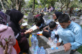 Ziarah Kubur Jelang Ramadan di TPU Astanaanyar Bandung
