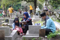 Ziarah Kubur Jelang Ramadan di TPU Astanaanyar Bandung