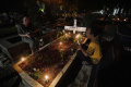 Ziarah Makam Malam Natal Warga Keturunan Portugis