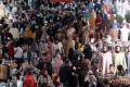 Abaikan Prokes, Warga Padati Pasar Tanah Abang untuk Berbelanja