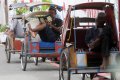 Abang Becak Bertadarus Sambil Nunggu Penumpang