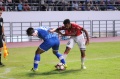 absor-fauzi-berebut-bola-dengan-hasyim-kipuw_20171017_115934.jpg