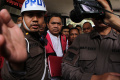 achsanul-qosasi-kenakan-rompi-merah-muda_20231103_193849.jpg