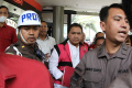 achsanul-qosasi-kenakan-rompi-merah-muda_20231103_193852.jpg