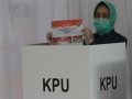 airin-rachmi-diany-gunakan-hak-pilihnya_20201210_000916.jpg