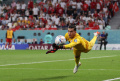 Aksi Heroik Kiper Tunisia Aymen Dahmen