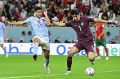 Aksi Kiper Maroko Yassine Bounou Berebut Bola dengan Marco Asensio
