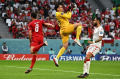 Aksi Kiper Tunisia Aymen Dahmen
