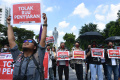 aksi-koalisi-masyarakat-dan-pers-di-surabaya-tolak-ruu-penyiaran_20240528_161959.jpg