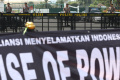 aksi-massa-kawal-sidang-putusan-gugatan-pilpres-2024_20240422_153847.jpg