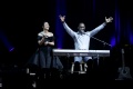 aksi-panggung-brian-mcknight-feat-raisa_20161212_194850.jpg
