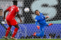 Aksi Penjaga Gawang Swiss Yann Sommer 
