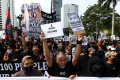 Aksi Solidaritas Tragedi Kanjuruhan saat HBKB di Jakarta