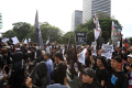 Aksi Solidaritas Tragedi Kanjuruhan saat HBKB di Jakarta