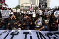 Aksi Solidaritas Tragedi Kanjuruhan saat HBKB di Jakarta