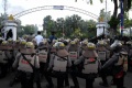 Massa Aksi Tolak UU Cipta Kerja Kepung Gedung Grahadi Surabaya