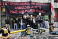 aktivis-lingkungan-blokir-pintu-kantor-imf-paris_20220628_080844.jpg