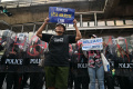 Aktivis Pro Demokrasi Thailand Bentrok dengan Polisi