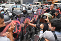 aktivis-pro-demokrasi-thailand-bentrok-dengan-polisi_20221118_193539.jpg