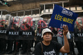 aktivis-pro-demokrasi-thailand-bentrok-dengan-polisi_20221118_193810.jpg
