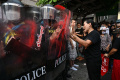 Aktivis Pro Demokrasi Thailand Bentrok dengan Polisi