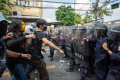 Aktivis Pro Demokrasi Thailand Bentrok dengan Polisi
