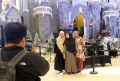 aktivitas-pengunjung-menikmati-pernak-pernik-natal-di-senayan_20231218_200329.jpg