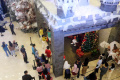 aktivitas-pengunjung-menikmati-pernak-pernik-natal-di-senayan_20231218_200356.jpg